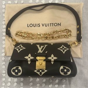 LOUIS VUITTON
Empreinte Monogram Giant Favorite MM Black Beige